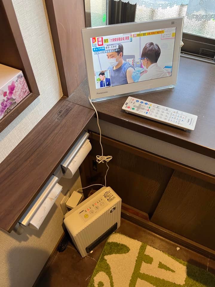 トイレ内のテレビとヒーター