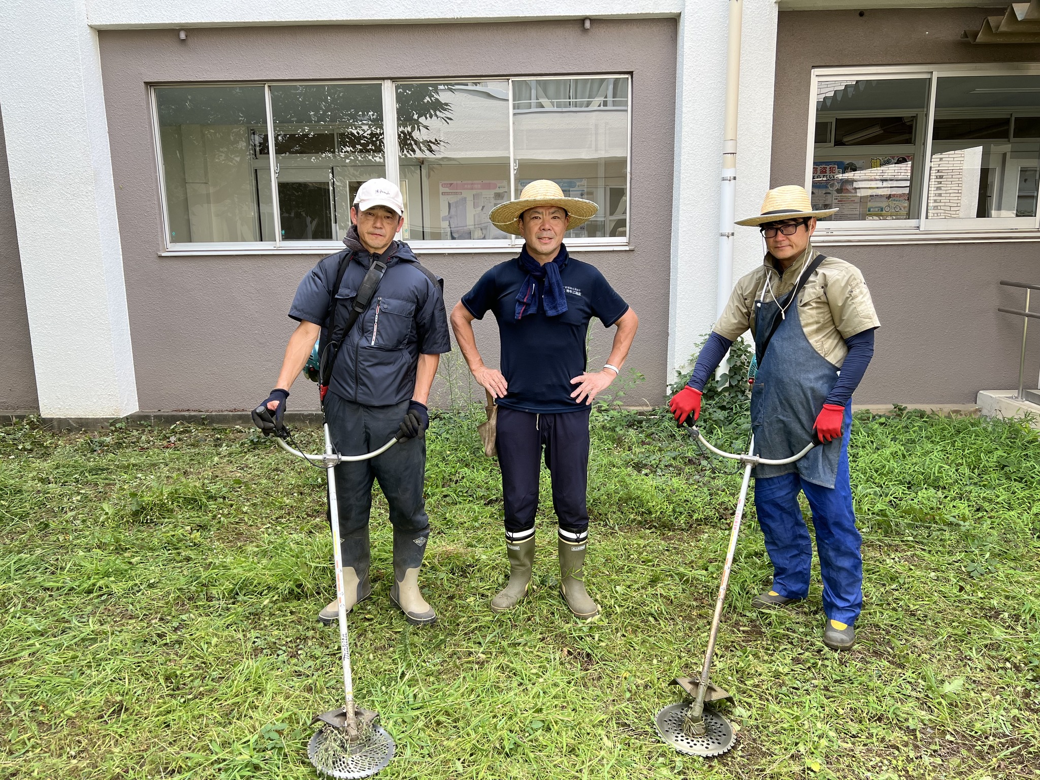 真夏の地域貢献活動、母校大井中学校の草刈りボランティアをしてきました！（人に優しくなれる住まい）