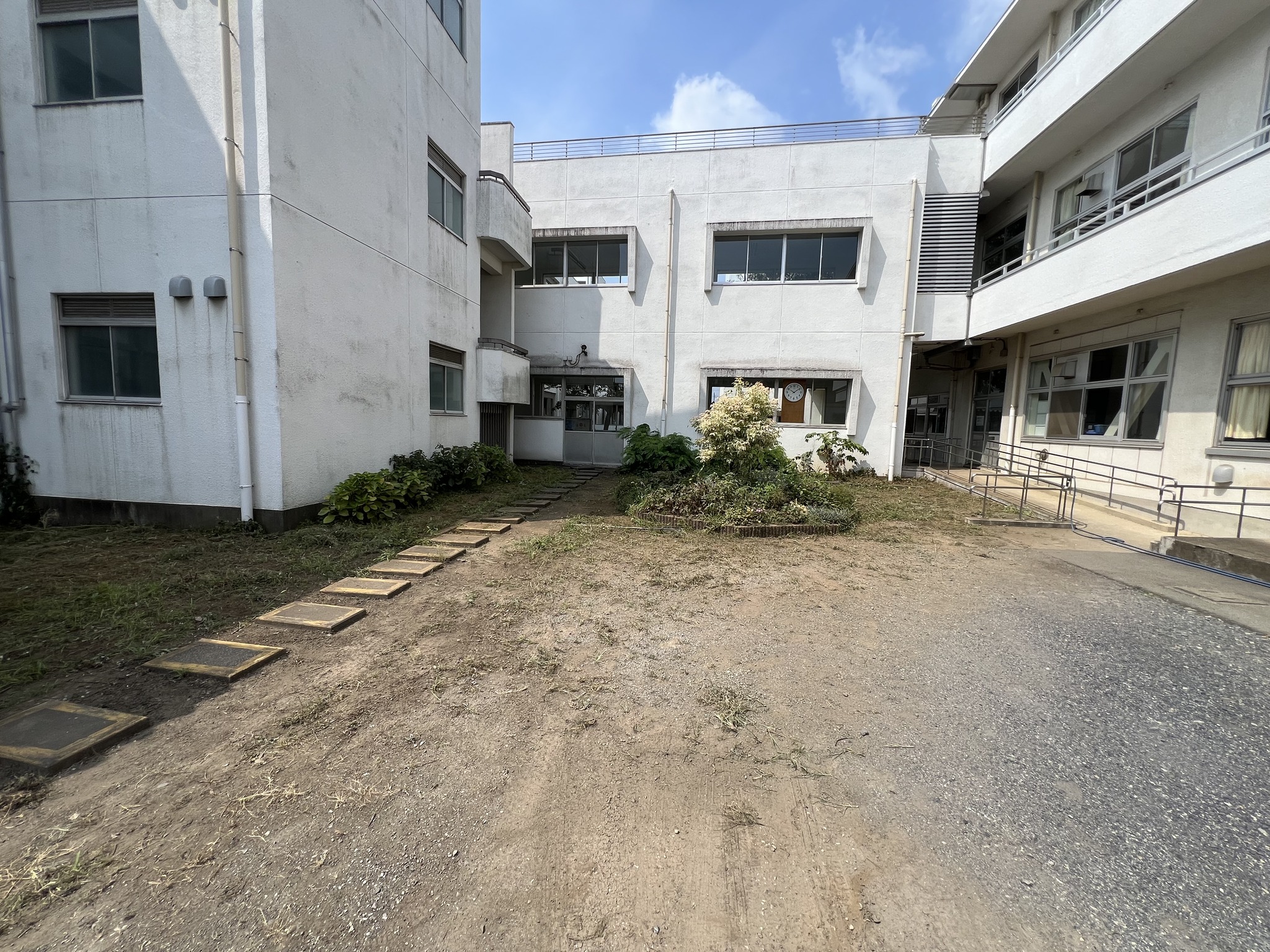 草刈り後の校舎