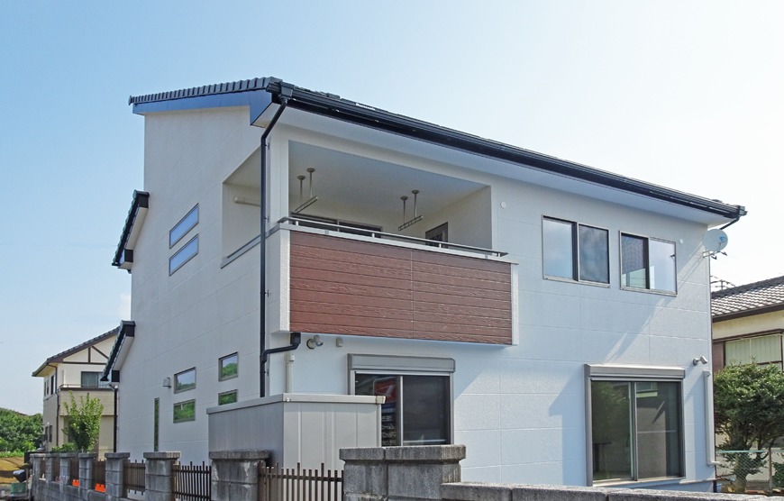 富士見市の二世帯住宅　ZEH（ゼロエネルギーハウス）仕様の白いお家